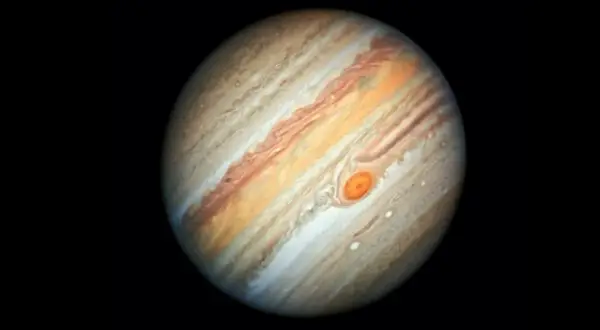 Jupiter, den femte planeten från solen, med sina virvlande molnband och den ikoniska Röda Fläcken.