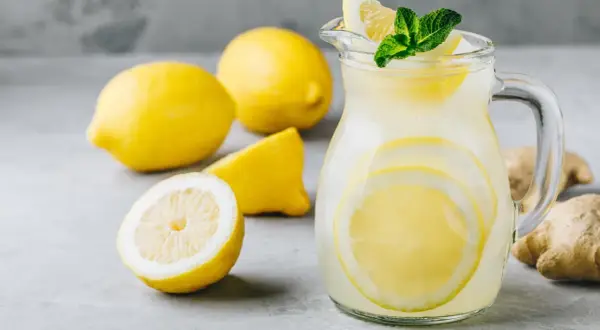Erfrischende selbstgemachte Limonade mit Zitrone und Minze, bereit zum Genießen.