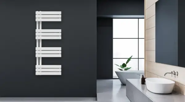 Biały, nowoczesny grzejnik łazienkowy w minimalistycznym stylu, idealnie komponuje się z ciemną ścianą.