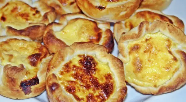 Petits flans dorés, parfaits pour une recette de pasteis de nata maison. Croustillants et crémeux, un délice !
