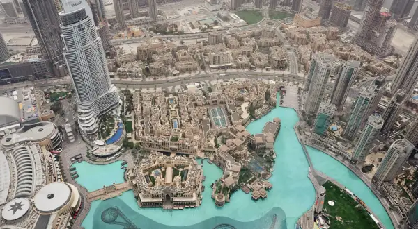 Widok z góry na Dubaj, z dominującym budynkiem Emaar, który jest częścią krajobrazu najwyższego budynku świata.