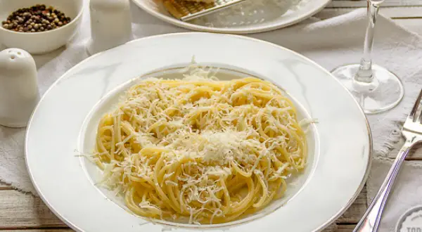 Idealne spaghetti z parmezanem: Sekret kremowego sosu bez śmietany