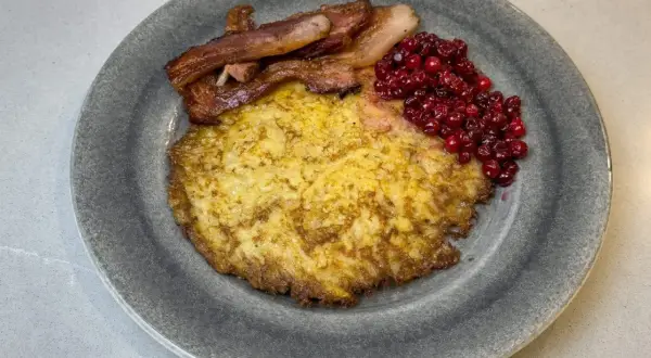 En gyllene raggmunk med knaperstekt bacon och rårörda lingon. Ett klassiskt raggmunk recept som smakar ljuvligt.