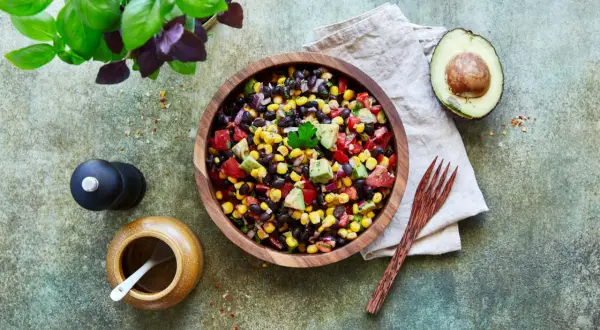 Bunter Salat aus schwarzen Bohnen, Mais, Tomaten und Avocado. Perfekt für schnelles, gesundes essen ohne kochen.