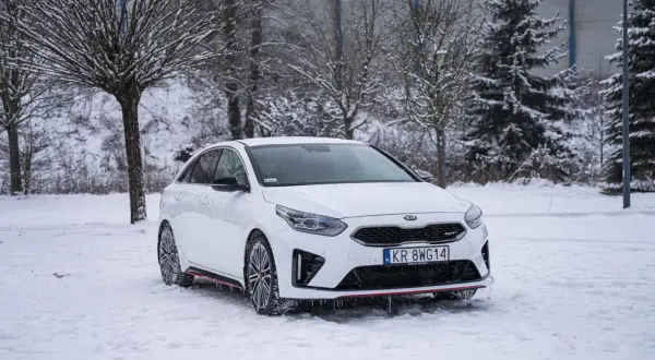 Biała Kia Ceed III GT na śniegu, gotowa na zimowe wyzwania.