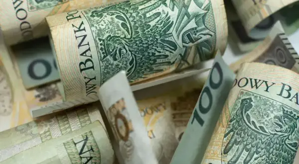 Złożone banknoty 100 zł, gotowe na wniosek o kosiniakowe.