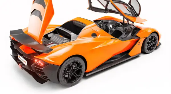 Pomarańczowy KTM X-Bow z otwartymi drzwiami i maską, odsłaniający wnętrze i silnik. Wyścigowy wygląd z karbonowymi elementami.