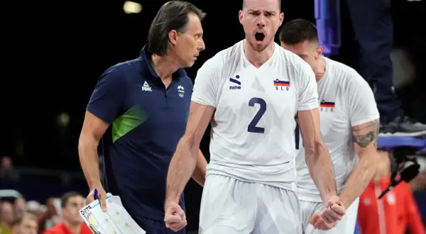 Alen Pajenk krzyczy z pasją, wspierany przez trenera z notatkami.