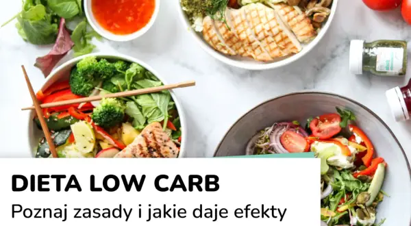 Kolorowe miski z sałatkami, grillowanym kurczakiem i łososiem. Idealne posiłki na dieta low carb.