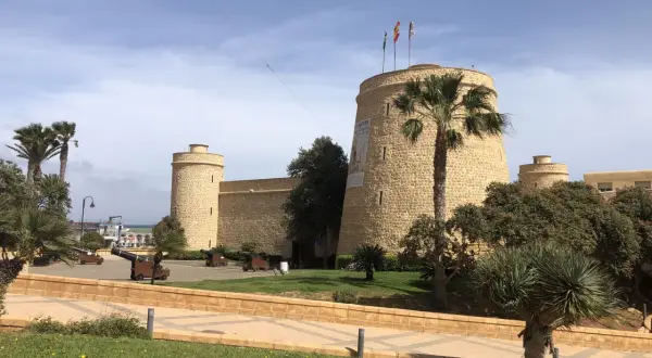 Fortaleza de San Felipe en Félix, Almería, con cañones antiguos y palmeras.