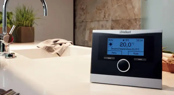 Nowoczesny termostat Vaillant zapewnia komfortowe sterowanie pogodowe w domu, ustawiając idealną temperaturę 20°C.