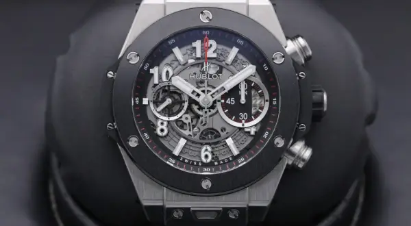 Orologio Hublot più costoso, un cronografo scheletrato con quadrante nero e dettagli rossi, su sfondo scuro.
