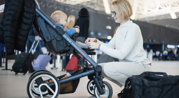 Wózek składany jak walizka: ranking i porady na podróż samolotem