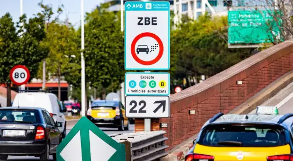 Panneau ZBE à Barcelone, signalant une zone à faibles émissions. Une amende est possible pour les véhicules non autorisés.