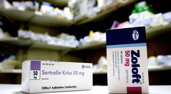 Två förpackningar med antidepressiva mediciner, Sertralin Krka och Zoloft, står på en hylla.