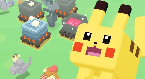 Pikachu i inne Pokemony w grze na Androida. W tle widać budynki i kociołki.