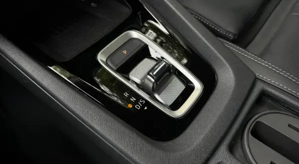 Dźwignia zmiany biegów z funkcją tiptronic w nowoczesnym samochodzie. Widoczne biegi P, R, N, D/S.