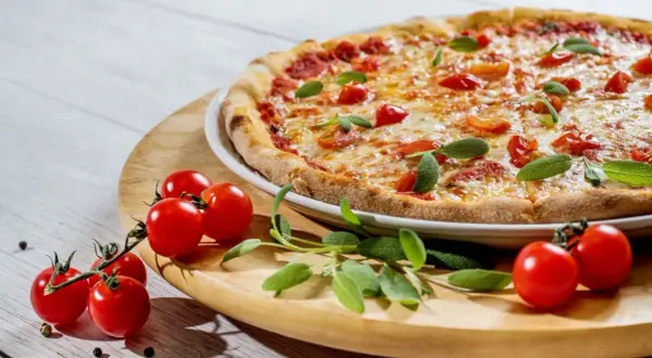 Chrupiąca pizza z mikrofali? Poznaj trik ze szklanką wody!