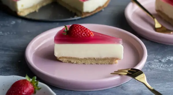 Pyszny sernik z galaretką truskawkową i mascarpone. Czy można połączyć mascarpone z galaretką? Tak, i efekt jest zachwycający!