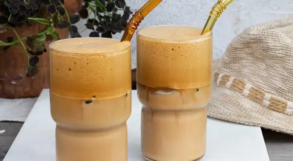 Två glas med iskaffe frappe, perfekt för en varm sommardag.