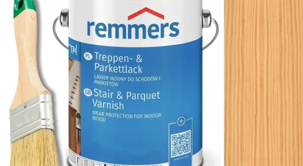 Jaki lakier do schodów dębowych? Puszka lakieru Remmers Stair & Parquet Varnish i pędzel, obok próbka drewna dębowego.