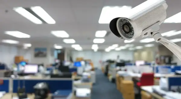 Kamera monitoringu czuwa nad biurem, zapewniając ciągłą inwigilację.