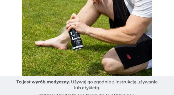 Mężczyzna aplikuje spray przeciwbólowy i przeciwzapalny na nogę siedząc na trawie.