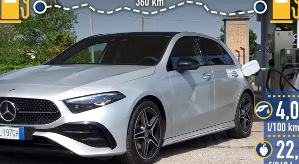 Mercedes A 200 gasolina repostando. Muestra un recorrido de 360 km y el consumo.