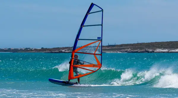 Windsurfing jak zacząć? Kompletny przewodnik dla początkujących
