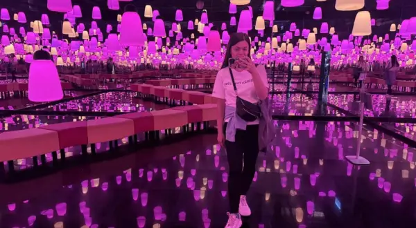 Kobieta robi selfie w instalacji świetlnej. Warto zobaczyć takie miejsca w Gliwicach!