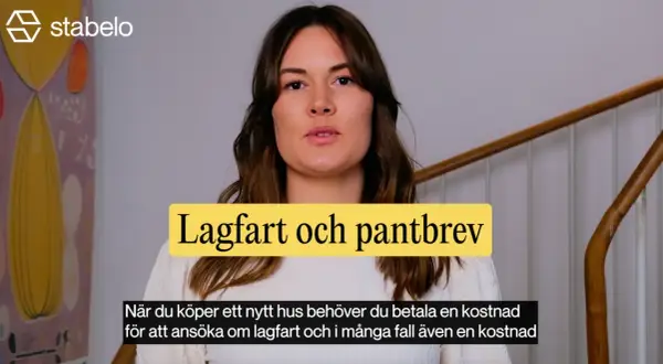 Kvinna pratar om lagfart och pantbrev. När du köper hus tillkommer kostnad för att kolla pantbrev på fastighet.