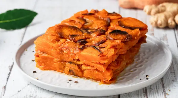 Delizioso tortino di patate dolci, un'idea perfetta per le tue ricette con patate. Strati di patate arrostite con un tocco di zenzero.