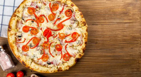 Pyszna pizza z pomidorkami i papryką na cieście na pizzę bez wyrastania. Idealna na szybki obiad.