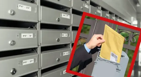 Rząd skrytek pocztowych. W kadrze dłoń wkłada żółtą kopertę do skrzynki. To może być awizo, co to jest?