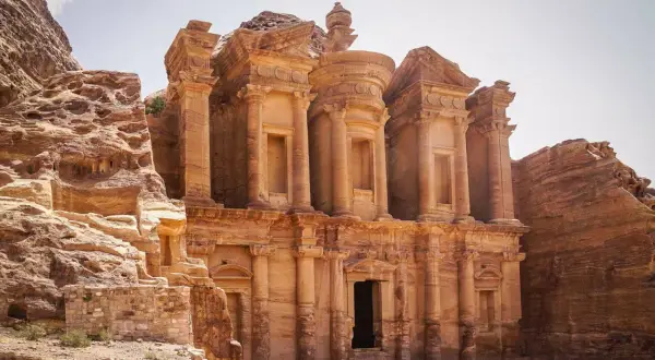 Fassade des Klosters in Petra, Jordanien. Ein beeindruckendes Bauwerk aus Fels gehauen, das an die antike Stadt Amman erinnert.
