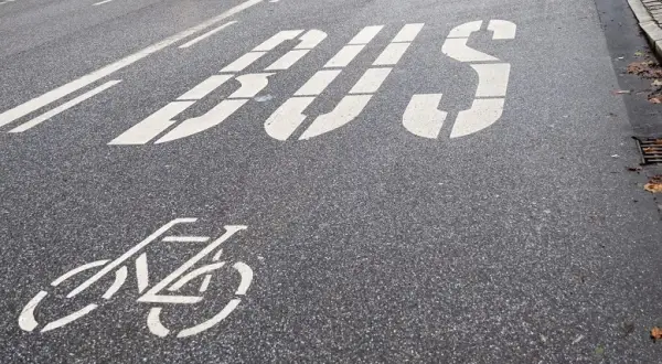Czy samochody elektryczne mogą jeździć buspasem? Sprawdź przepisy!