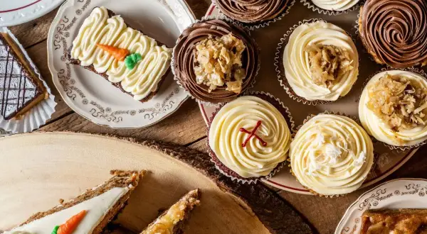 En härlig blandning av bakverk med sockerglasyr, inklusive morotskakor och cupcakes med choklad- och vaniljfrosting.