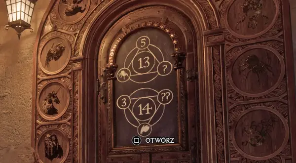 Drewniane drzwi z zagadkami w Hogwarcie. Na środku tablica z symbolami i liczbami, po bokach okręgi z wyrytymi stworzeniami.