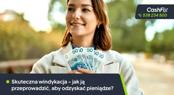 Uśmiechnięta kobieta trzyma polskie banknoty 50 zł. Skuteczna windykacja polubowna to klucz do odzyskania pieniędzy.