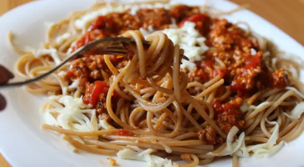 Szybkie spaghetti bolognese z pomidorami z puszki – łatwy przepis na obiad