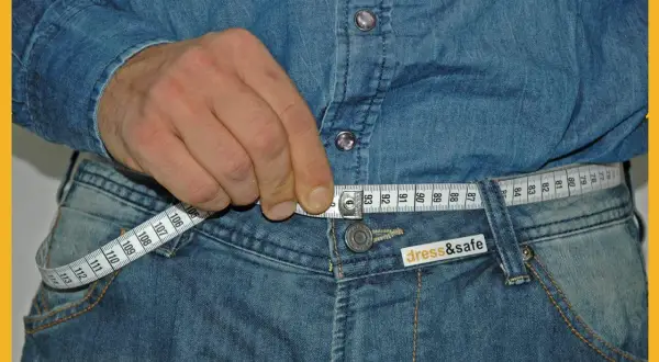 Misura della vita con metro: taglia M uomo corrisponde a circa 90 cm.
