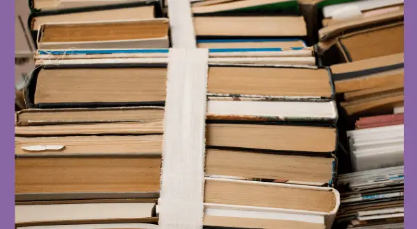 Stosy książek, które czekają na nowe życie. Zastanawiasz się, gdzie oddać niechciane książki? Te mogą trafić do biblioteki lub fundacji.