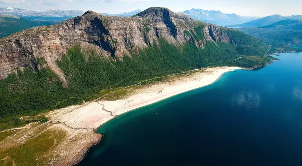 Piękna plaża i góry w Norwegii. Idealne miejsce na niezapomniane wakacje.