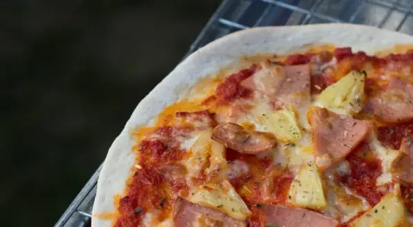 Skąd pochodzi pizza hawajska i dlaczego nie jest z Hawajów?
