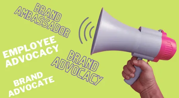 Megafono in mano, che amplifica concetti come "Employee Advocacy", "Brand Ambassador" e "Brand Advocate".