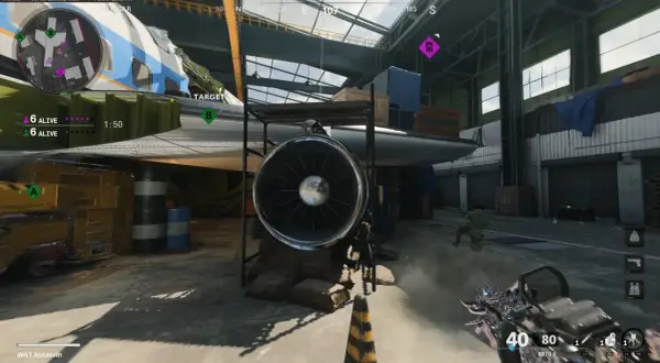 Gracz w Call of Duty Cold War w hangarze, celuje z broni w kierunku samolotu.