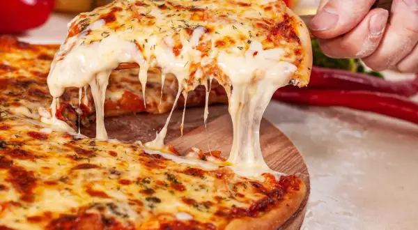Rozciągający się ser z pizzy, idealny na zdrowy posiłek. Czy zastanawiałeś się nad pizza indeks glikemiczny?