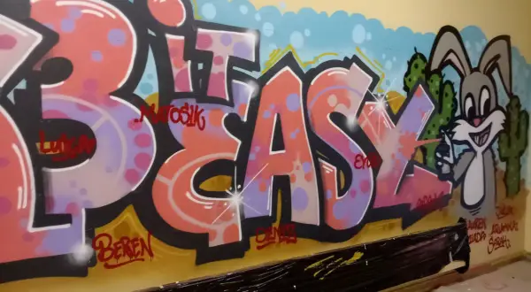 Buntes Graffiti mit Schriftzug "BIT EASY" und einem Hasen vor Kakteen.