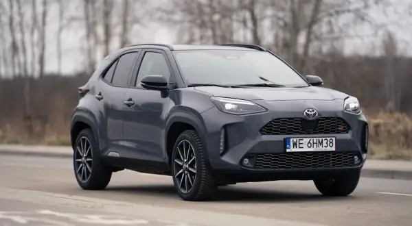 Szary Toyota Yaris Cross 2025 z GR Sport na drodze.