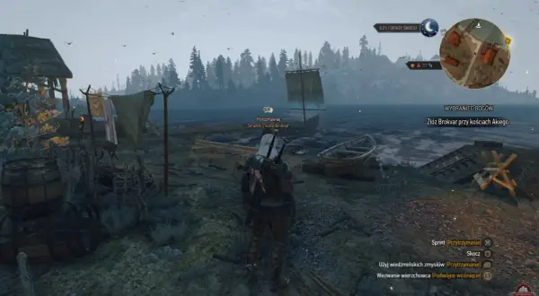 Geralt stoi nad wodą, w tle las i łodzie. Misja "Wybraniec bogów" w Wiedźmin 3.